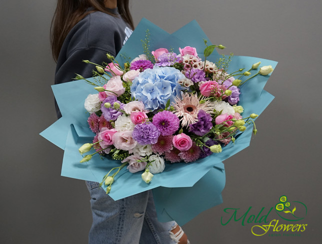 Buchet cu hortensie albastra si trandafiri "Nor gingas" foto